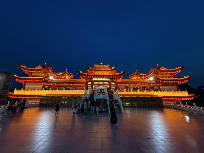 Et opplyst tempel om natten