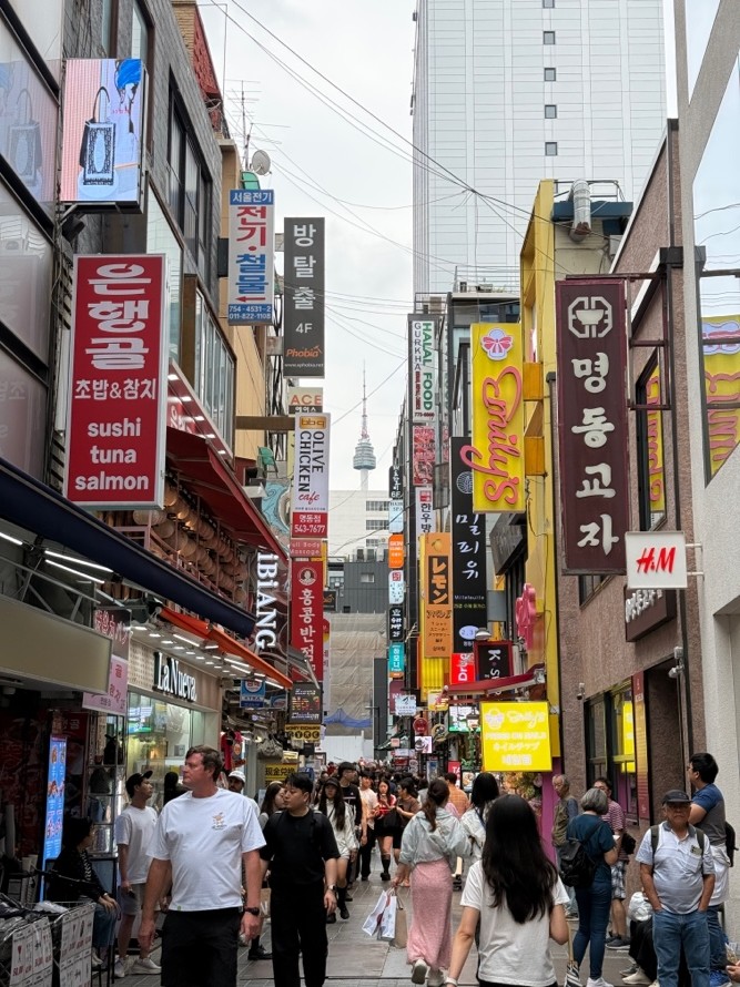 En travel gate i Asia med skilt