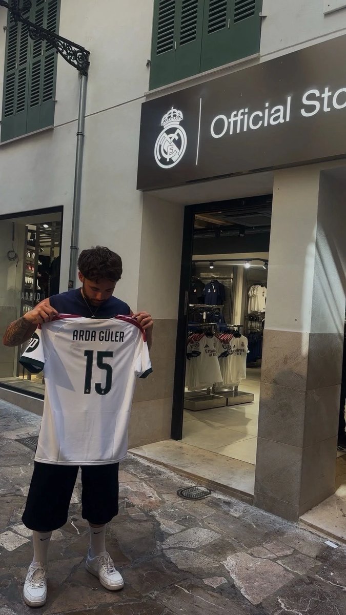Efe med en Real Madrid-drakt utenfor den offisielle butikken
