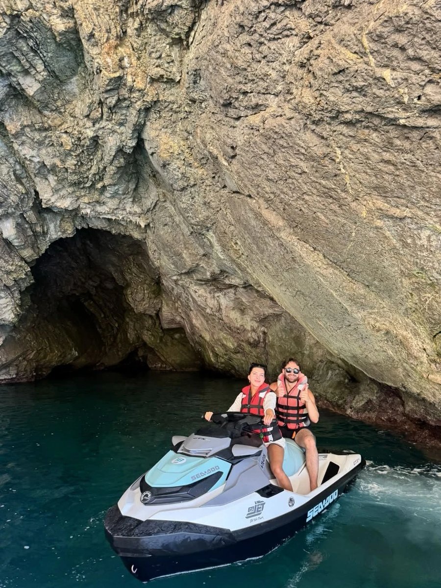 Efe på jetski-tur ved en grotte
