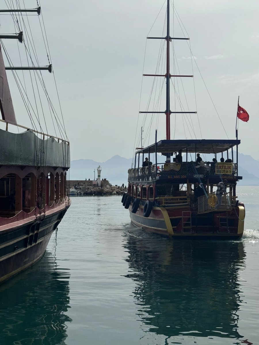 Båter ved en havn i Tyrkia